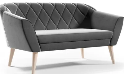 Zdjęcie produktu dla GUTTO Sofa  2-osobowa welurowa - KARO - szara ława z aksamitu, wysokie drewniane nóżki, sofa w stylu skandynawskim - piękne, nowoczesne pikowanie