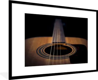 Produktbild von MuchoWow® Gerahmtes Poster Nahaufnahme einer akustischen Gitarre auf schwarzem Hintergrund 90x60 cm - Poster mit Schwarzem Bilderrahmen Wandposter Rahmen Foto Bilder - Wanddekoration - Fotos