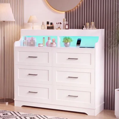 Image de Commode REMZETTA blanche avec 6 tiroirs, éclairage LED RGB, 2 prises de courant et 2 ports USB, meuble de rangement pour chambre à coucher et chambre d'enfant