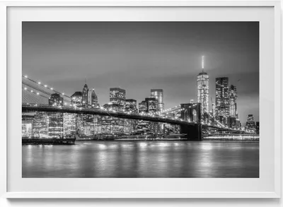 Produktbild von New Yorker Brooklyn Bridge bei Nacht– Wandbild mit Rahmen – Gerahmtes Bild  – Wanddekoration – 100x70 cm –  Weiß Rahmen