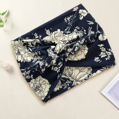 Productafbeelding van Haarband van katoen met bloemenprint – marineblauw, subtiel versierd met bloemen