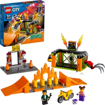 LEGO City Stunt Park playset with motorcycle and figures.