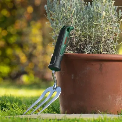 Obrázek produktu pro Zahradní ruční vidle, nerezová ocel Bosch, kompaktní design, ergonomické, pro kopání, zvedání a stabilizaci