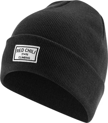 Schwarze Mütze "Corporate Beanie" von RedChili mit einem weißen Etikett.