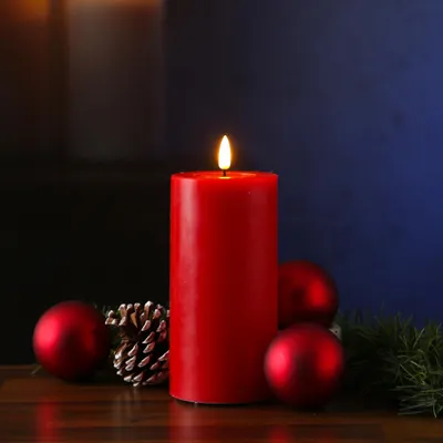Produktbild von LED Stumpenkerze MIA - Echtwachs - realistische 3D Flamme - H: 15cm - D: 7,5cm - rot