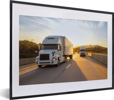 Produktbild von MuchoWow® MuchoWow® Gerahmtes Poster Zwei Lastwagen mit Sonnenuntergang 40x30 cm - Poster mit zchwarzem Bilderrahmen - Bilderrahmen - Poster im Rahmen