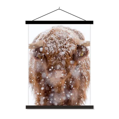 Produktbild von MuchoWow® Textilposter Schottischer Highlander - Hörner - Schnee 60x80 cm mit schwarzem Rahmen - Plakathalter
