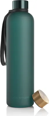 Produktbild von LARS NYSØM Trinkflasche 1l | Ultraleichte Tritan Sport Flasche, Kohlensäure geeignet | Ideal für Sport, Büro, Yoga | 2 Deckel inkludiert 1000ml Bayberry