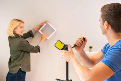 Produktbild von RYOBI – Rotes Kreuzlaser – Reichweite 10 m – Genauigkeit +/- 0,5 mm – Inkl. Montageclip und 2 Batterien – RBCLLR1