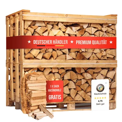 Holzkiste auf Palette gefüllt mit gespaltenem Feuerholz, im Vordergrund ein Sack Anzündholz