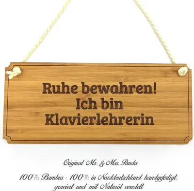 Produktbild von Mr. & Mrs. Panda Hinweisschild Klavierlehrerin - Geschenk, Geschenkidee, Graviert, Infotafel, Schild, Rente, Landhaus, Holz Türschild, Wegweiser, Shabby, Werbeschild