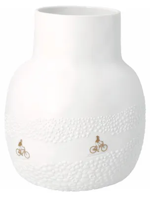 Image de bol, vase, promenade à travers le champ de fleurs