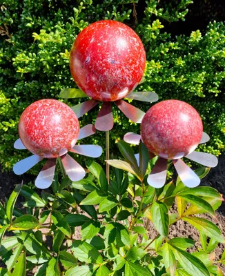 Produktbild von Blütenzauber Rotterdam Rosenkugel 15/10/10 cm Edelstahl rot gesprenkelt Gartenstecker mit Stab 80 cm