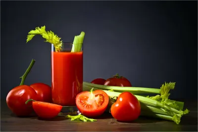 Produktbild von Wallario selbstklebendes Poster - Frischer Tomatensaft mit Sellerie, Größe: 61 x 91,50 cm