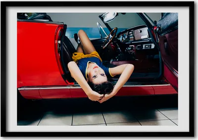 Produktbild von Bild - Bilderrahmen - 100 cm x 70 cm - MDF - Rahmen - Foto - Wandkunst Frau im Auto