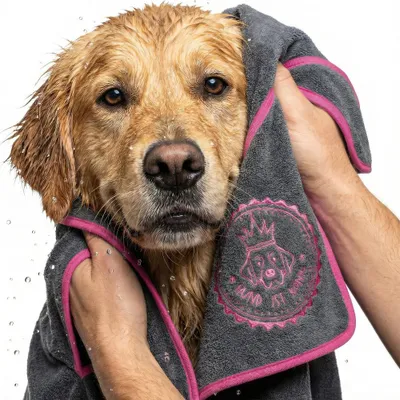 Produktbild von HUND IST KÖNIG Hundehandtuch extra saugfähig - Hunde Handtuch aus Mikrofaser mit 4 Eingriffen, Premium Hunde Trockentuch, schnell trocknen 130 x 75 cm