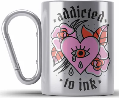 Produktbild von Trendation - Tätowiererin Geschenk Edelstahl Tasse Karabiner Addicted To Ink Geschenkidee für Frau Mädchen Tattoo (Silber)