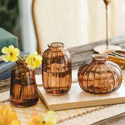 Productafbeelding van Unyqoos® Set van 3 bruine glazen vazen, handgeblazen, mini-bloemenvaasjes met afmetingen 5x5x8 / 4x4x11,5 / 4x4x10,5 cm, opening 3,6 cm, decoratie voor op tafel en ideaal als cadeau