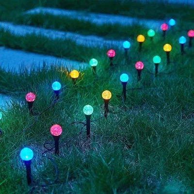 Image de Bougies solaires pour créer une ambiance festive, éclairage extérieur, lampes de jardin - guirlande lumineuse ronde à énergie solaire de 3,5 cm de diamètre, comprenant 30 LED, longueur 6 mètres.