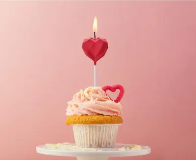 Produktbild von Piker Rote Herzkerze 10,5 cm - Geburtstag Dekor