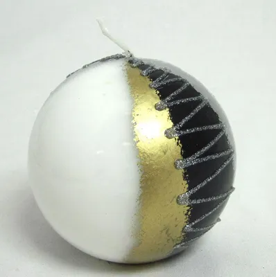 Produktbild von Kugelkerze "Tanne" Schwarz-Silber, Ø ca.8 cm