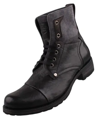 Das Bild zeigt einen schwarzen Stiefel der auf der linken Seite zu sehen ist. Der Stiefel hat eine hohe Form und eine strukturierte Oberfläche.