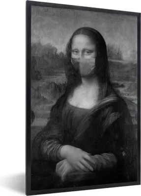 Produktbild von MuchoWow® Gerahmtes Poster Mona Lisa mit dunkelblauer Mundhaube - Gemälde von Leonardo da Vinci - schwarz-weiß 20x30 cm - Poster mit Schwarzem Bilderrahmen Wandposter Rahmen Foto Bilder - Drucken - Bilder Poster im Rahmen
