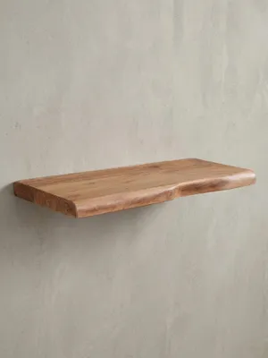 Produktbild von Landhausstil Hängeregal aus Massivholz Akazie, Rustikales Wandregal mit einzigartiger Baumkante. 60x26x4 cm | Kadima Design