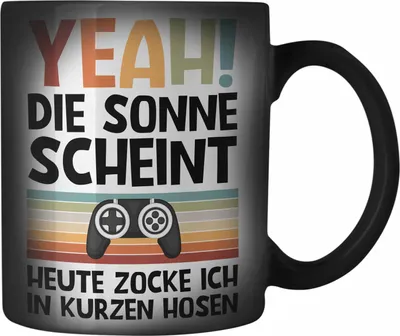 Produktbild von Trendation - Gamer Farbwechsel Zauber-Tasse Geschenk Jungen Zocker Mitbringsel Männer Zocken Gaming Geschenkideen PC Kinder Zubehör Spruch Lustig Zocken In Kurzen Hosen (Schwarz)