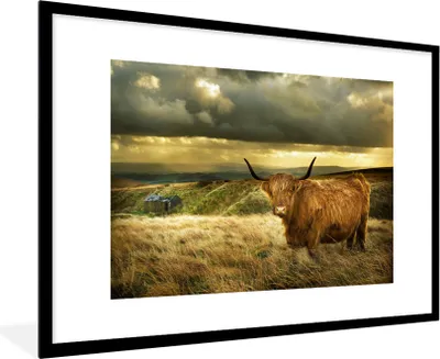 Produktbild von MuchoWow® Gerahmtes Poster Schottischer Highlander - Licht - Natur 90x60 cm - Poster mit Schwarzem Bilderrahmen Wandposter Rahmen Foto Bilder - Wanddekoration - Fotos