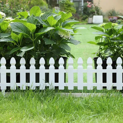 Produktbild von Livingandhome 4er Set Gartenzaun Beetzaun aus Kunststoff mit Erdspießen 48 x 29 cm Weiß