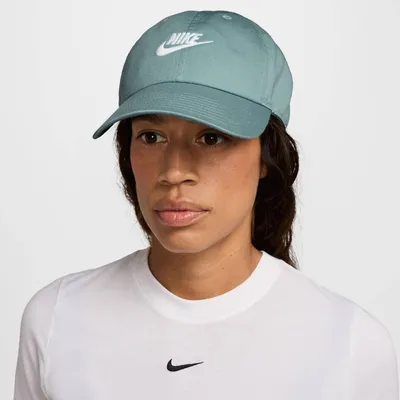 Produktbild von Nike Club Unstrukturierte Futura Wash-Cap - Cannon/Weiß Cannon/Weiß S/M