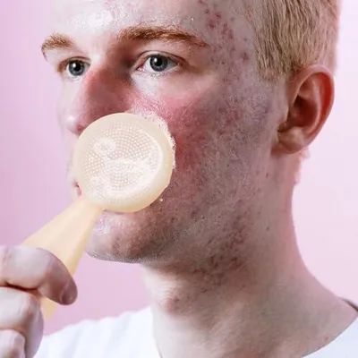 Produktbild von Handliche weiße Gesichtsreinigungsbürste aus Silikon zur porentiefen Reinigung mit weichen Borsten und sanfter Hautmassage für die tägliche Pflege