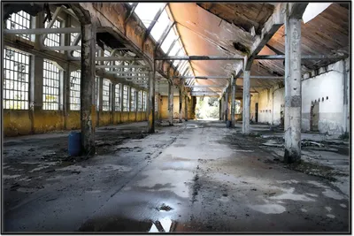 Produktbild von Wallario Wandbild Alte Industriehalle  leerstehend und einsam, Größe: 61 x 91,50 cm, Poster mit schwarzem Aluminiumrahmen