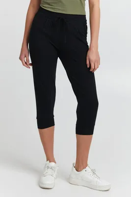 Zdjęcie produktu dla Spodnie damskie OXMO OXOdda, materiałowe, typu Capri, wykonane z pojedynczej dzianiny (single jersey), bawełna z dodatkiem Elasthanu. Krótkie spodnie dresowe z elastycznym pasem i sznurkiem, krój regular