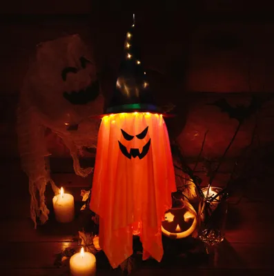 Zdjęcie produktu dla Halloweenowa dekoracja ducha, 105cm Halloweenowy duch wiszący kapelusz wiedźmy dekoracja ducha, Halloweenowa dekoracja przerażające wiatrówki wiszące duchy z diodami LED, pomarańczowe