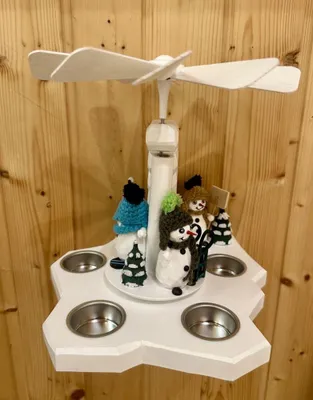 Produktbild von Wandpyramide „Frosties“ mit Schneemannszene Höhe 23cm NEU