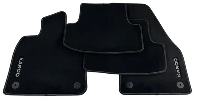 Immagine prodotto di Tappetini per Skoda Karoq, modello Prestige, in velluto nero, con logo ricamato