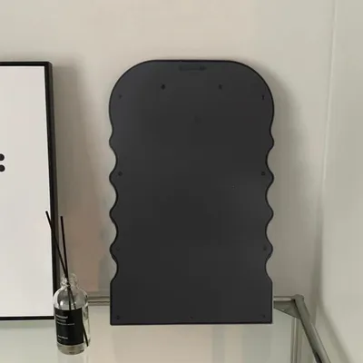 Produktbild von Unregelmäßiger Wandspiegel mit Vergrößerungsfunktion - Dekorativer Make-up Spiegel für Badezimmer und Schlafzimmer - 26x42 cm Lila