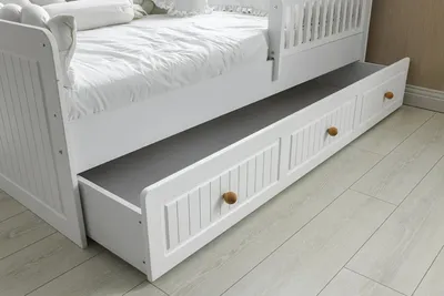 Produktbild von Bett und Nachttisch – stilvolle und praktische Kombination fürs Kinderzimmer
