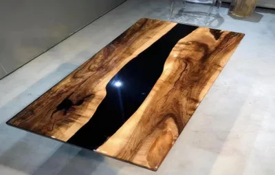 Produktbild von Eleganter Nussbaumtisch aus Epoxidharz gefertigt.
