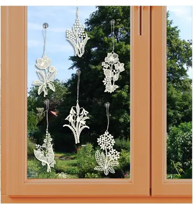 Produktbild von Fensterbilder Blütezeit aus Vogtländischer Spitze im 6er Set – Anhänger für Fenster oder Sträuße | Kleine Blumen in Natur ca. 11 x 7 cm | Dekorationsidee für Frühling und Ostern