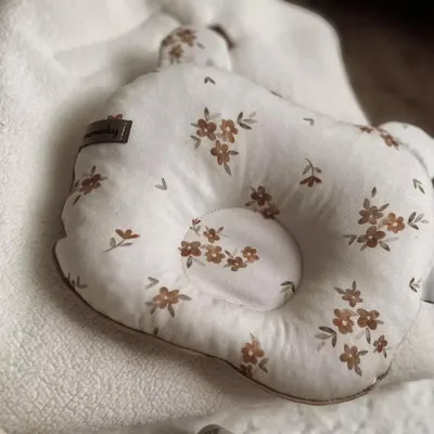 Produktbild von Muminky | Baby Kopfkissen - 23x27 cm - Braune Blüten - Ergonomisch - Antiallergisch - Handgemacht