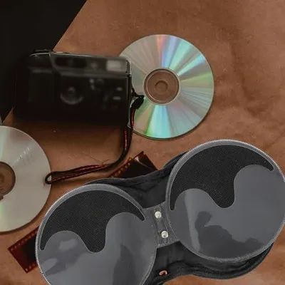 Produktbild von Praktische CD-Tasche aus Polyurethanmit besticktem Karomuster, leicht und stilvoll für die sichere Aufbewahrung im Auto und zu Hause