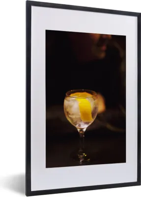 Produktbild von MuchoWow® MuchoWow® Gerahmtes Poster Ein Gin Tonic mit etwas Zitrone 40x60 cm - Poster mit zchwarzem Bilderrahmen - Poster in Rahmen