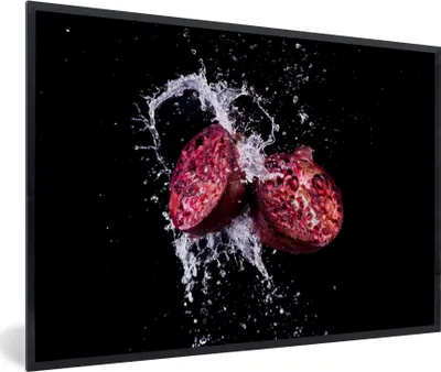Produktbild von MuchoWow® Gerahmtes Poster Granatapfel - Frucht - Wasser - Schwarz - Violett 90x60 cm - Poster mit Schwarzem Bilderrahmen Wandposter Rahmen Foto Bilder - Fotorahmen - Foto-Plakat