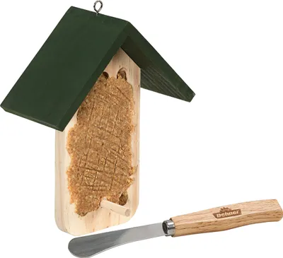 Produktbild von Dehner Natura Wildvogel-Futterhaus für Erdnuss-Aufstrich, inkl. Streichmesser, 16.5 x 9 x 20.3 cm, Holz, dunkelgrün/hellbraun