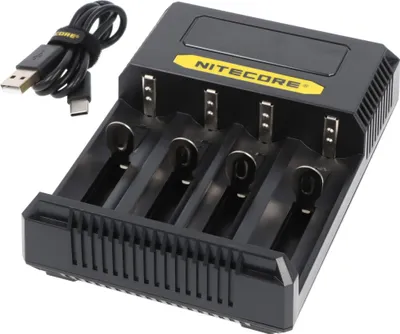 Productafbeelding van Nitecore CI4 oplader, een intelligente 4-kanaals snellader met een USB-C oplaadpoort, geschikt voor het opladen van Li-ion, NiMH en NiCd batterijen