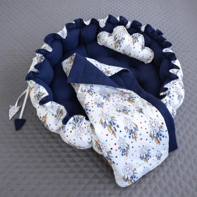 Produktbild von Zweiseitig Babynest ENGELSNEST XXL Dunkelblau WAFFELPIQUE/ Traumfänger Ecru Baumwolle + Wolke Kissen + BABYDECKE (Reisebett Nestchen Ausstattung SET)