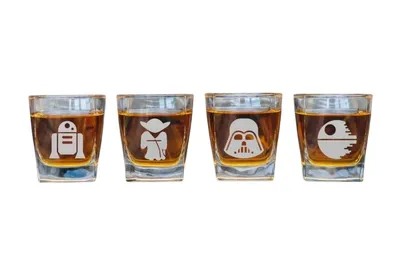 Produktbild von May the 4th – 4er-Set gravierte Whiskygläser inspiriert von STAR WARS – Perfektes Geschenk für Fans